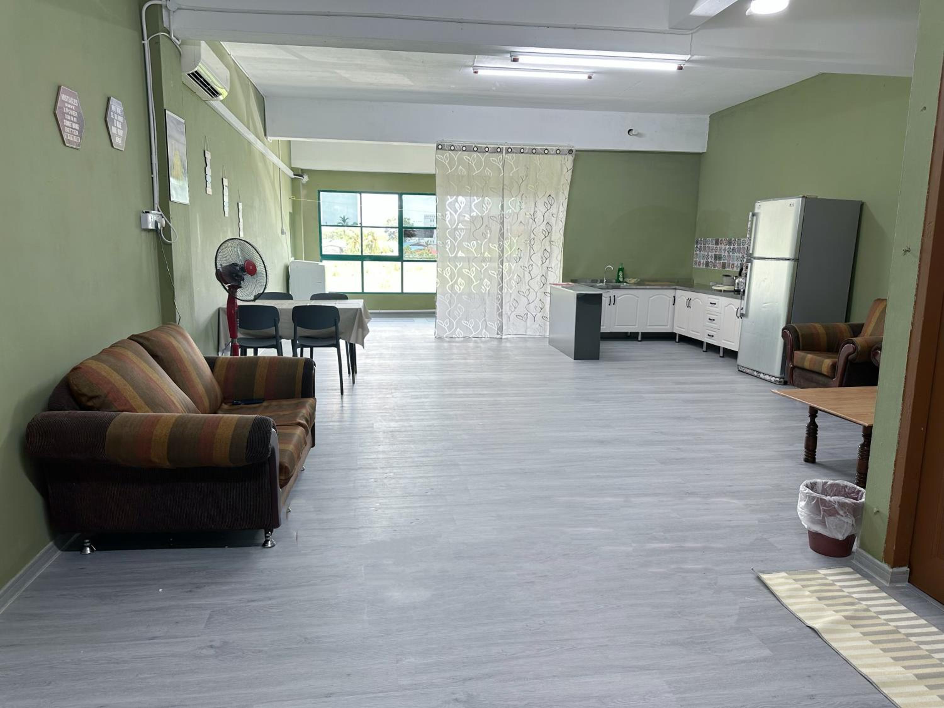 Check In Studio Homestay 12pax 1 Big Room with 4 kingsize 2 single matress Spacious space Super Budget