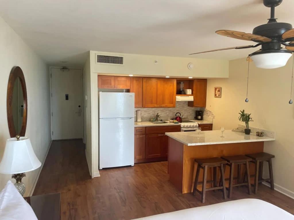 Studio for 2 - Ocean Views Gym AC Comfort Oceanfront Pool Walkable Dining