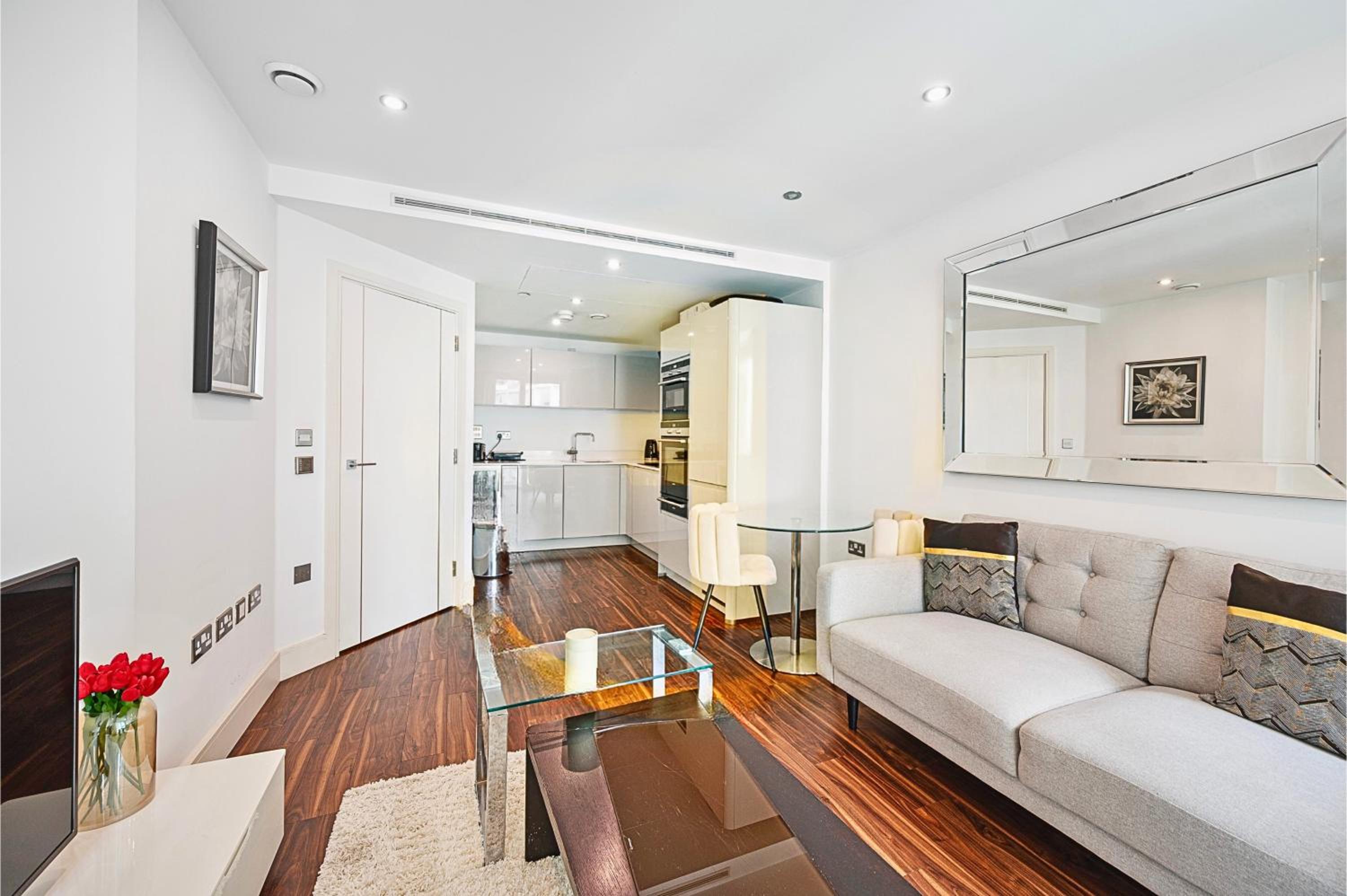 Luxury City View AirCon Balcony Rooftop Panoramic London Heated Floor - 1000MB Wi-fi, minutes from Sky Garden