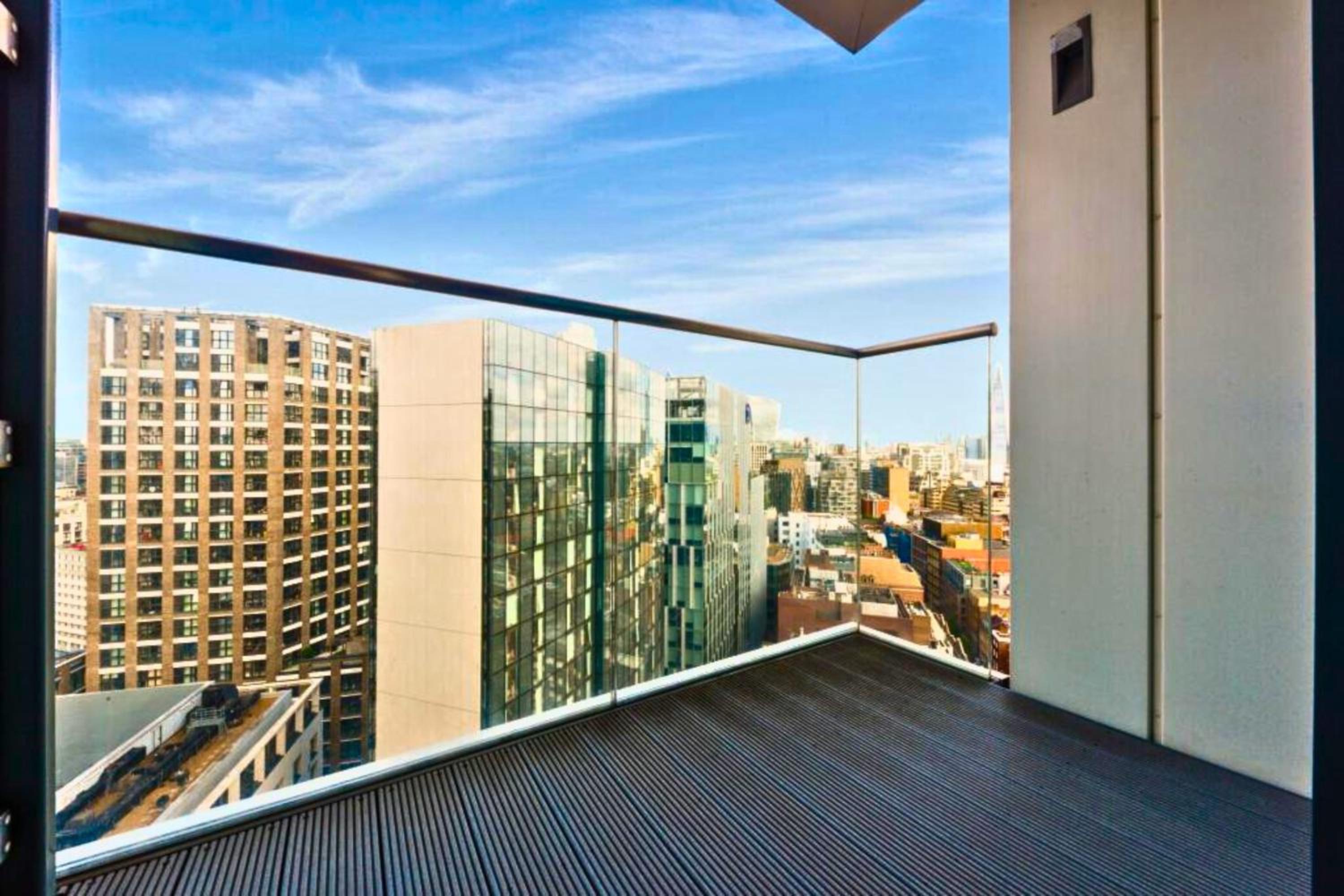 Luxury City View AirCon Balcony Rooftop Panoramic London Heated Floor - 1000MB Wi-fi, minutes from Sky Garden