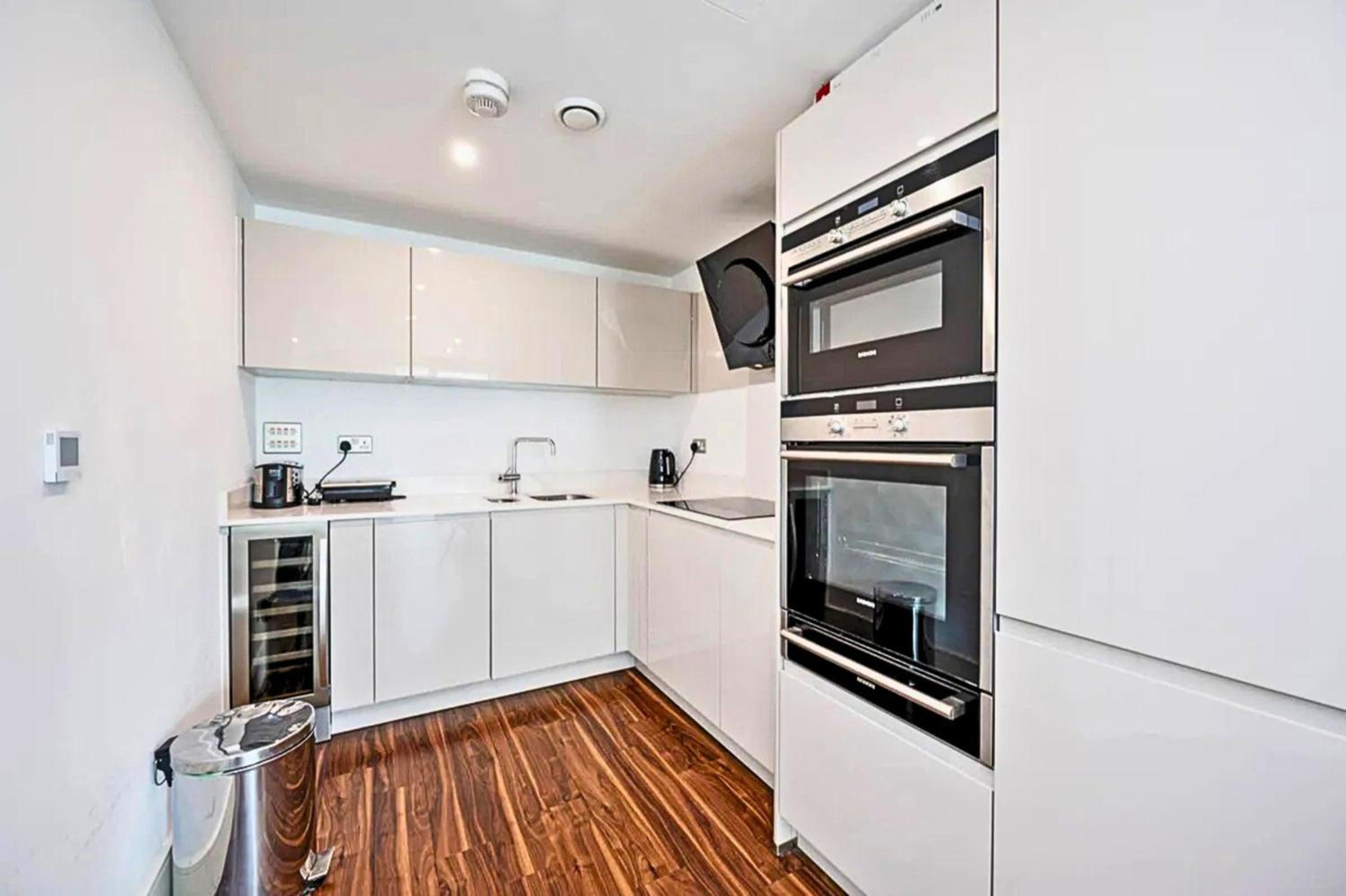 Luxury City View AirCon Balcony Rooftop Panoramic London Heated Floor - 1000MB Wi-fi, minutes from Sky Garden