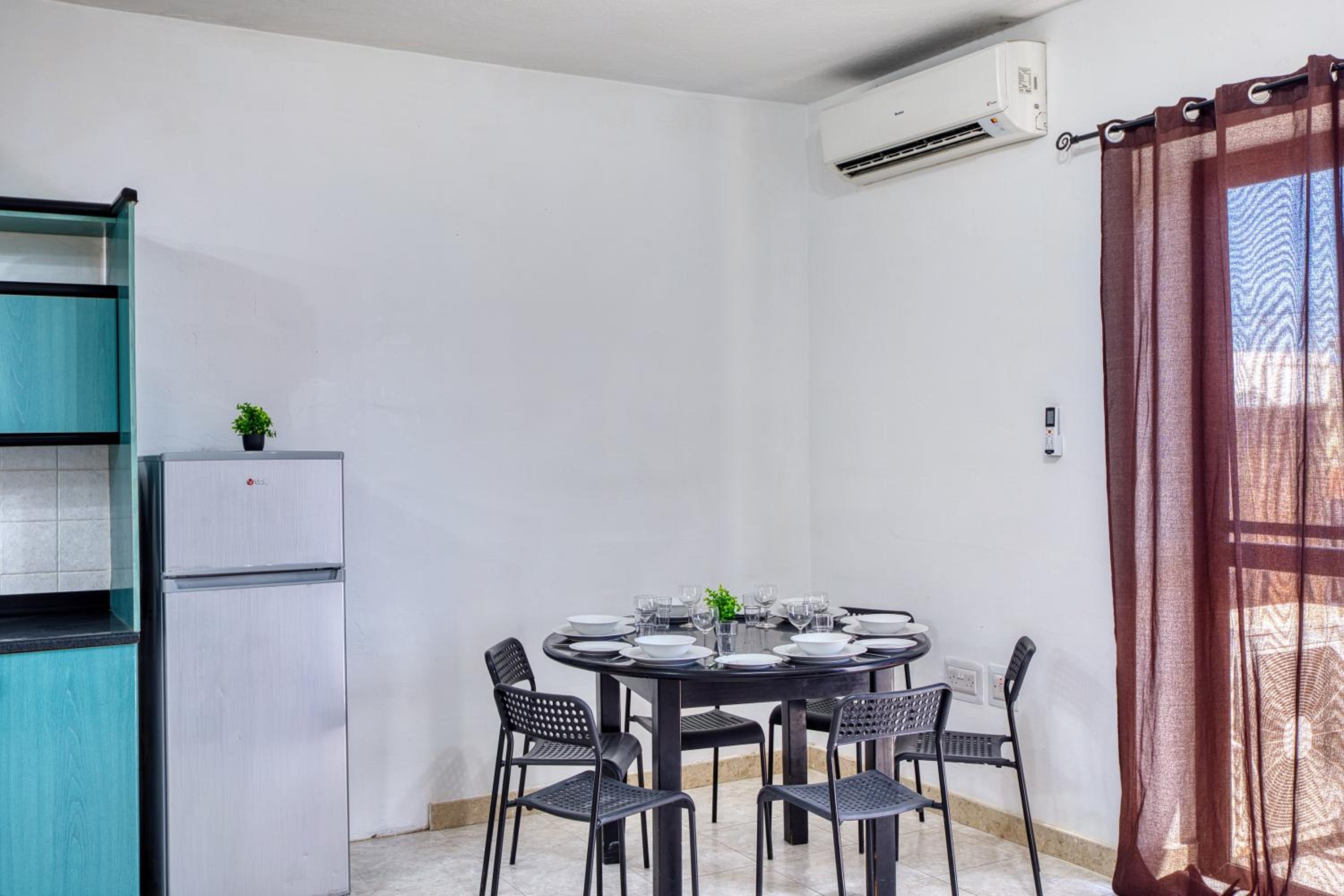 Spacious 3-Bedroom Apartment in St'Pauls photo 4