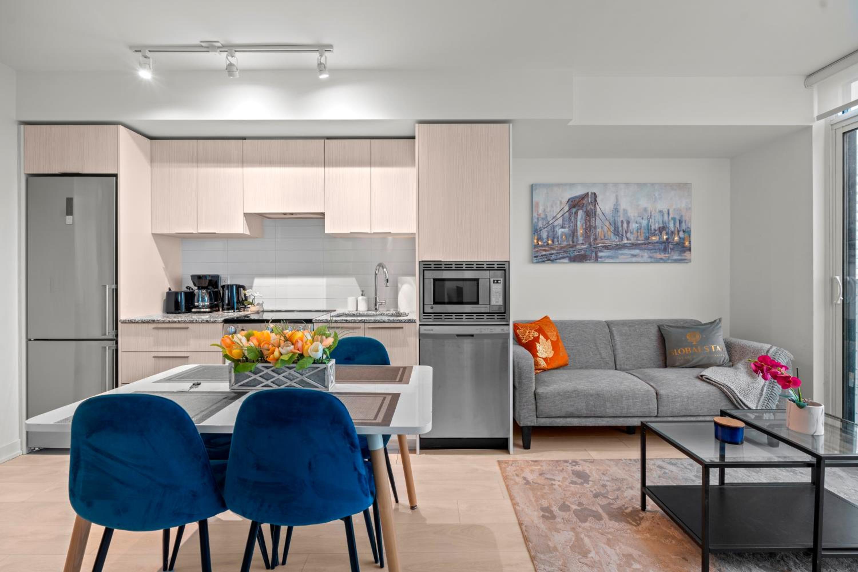 New Modern 1Bd & Den in Downtown Toronto