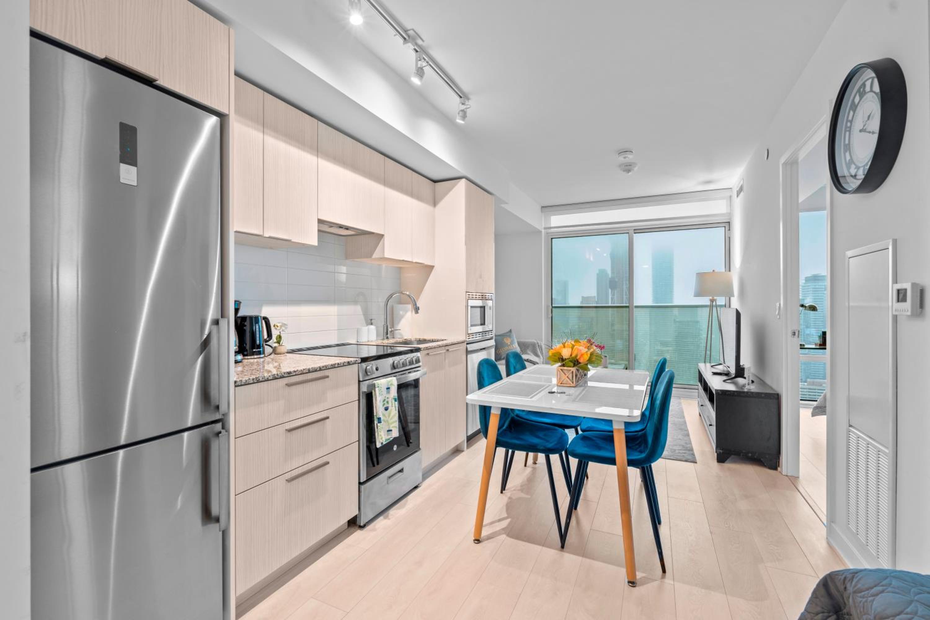 New Modern 1Bd & Den in Downtown Toronto