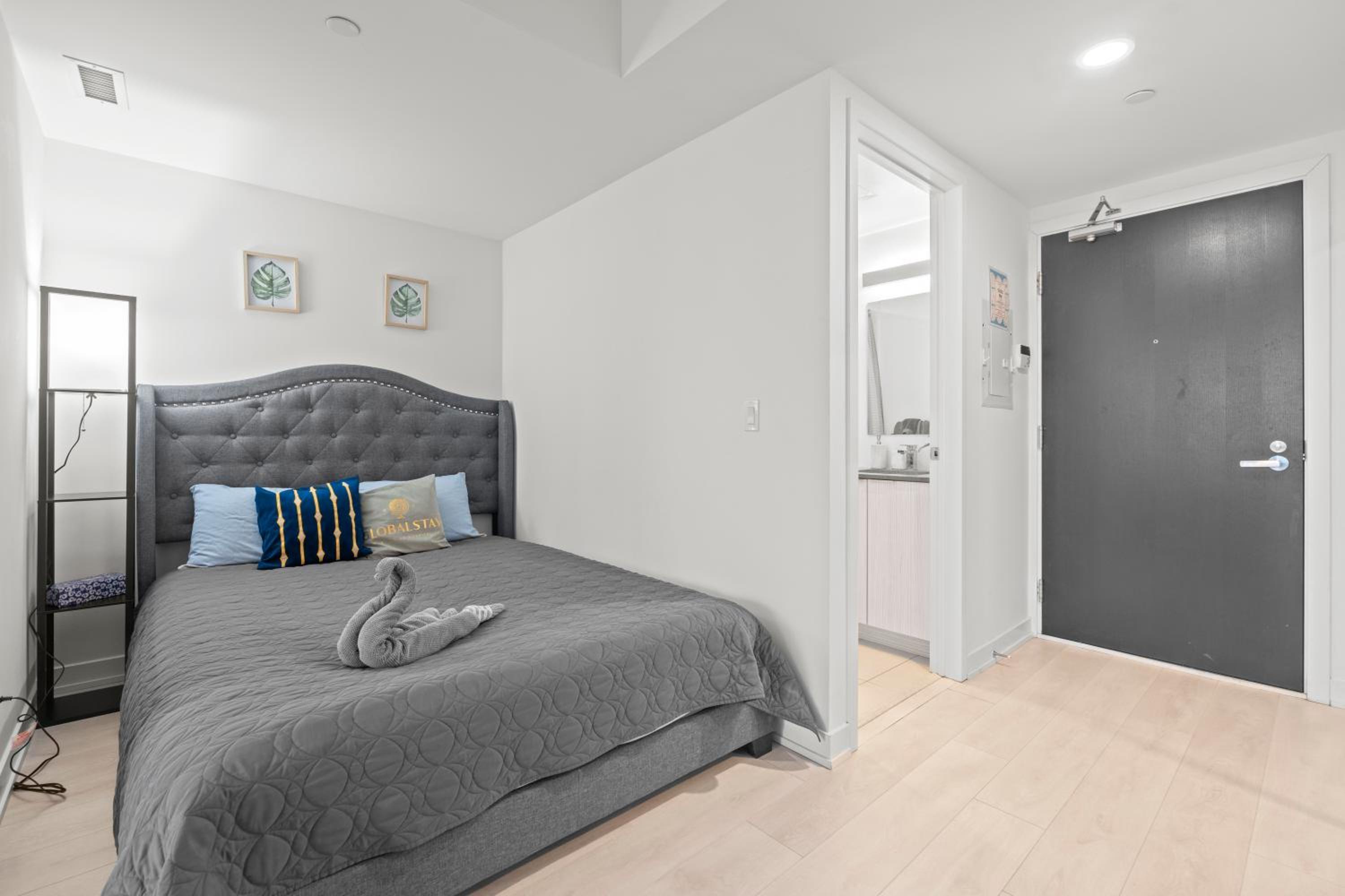 New Modern 1Bd & Den in Downtown Toronto