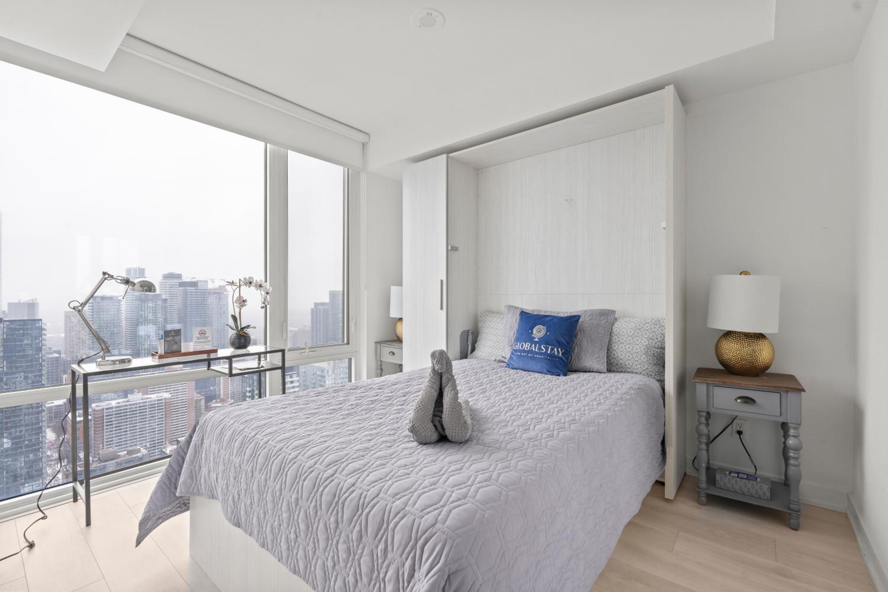New Modern 1Bd & Den in Downtown Toronto