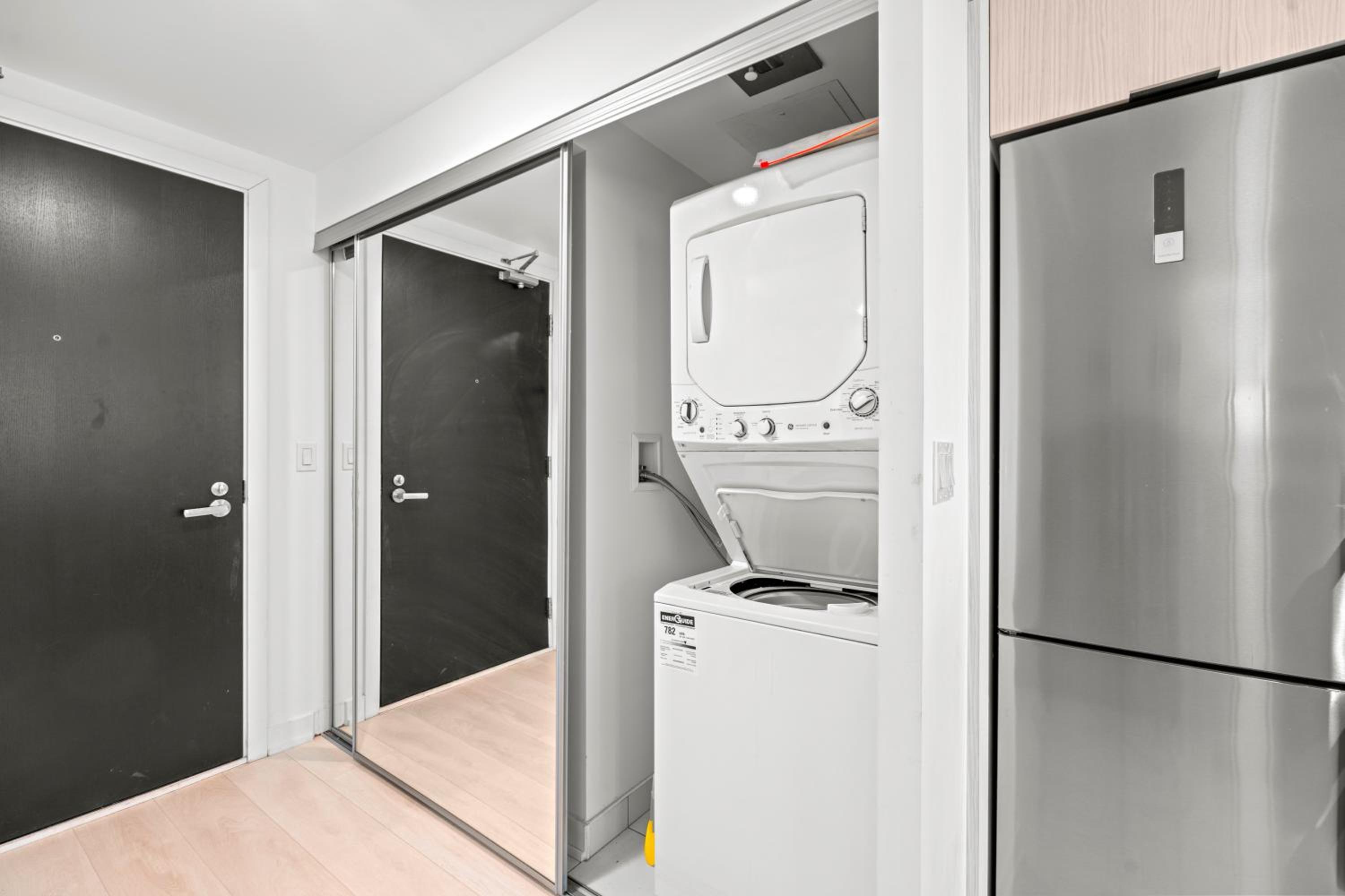 New Modern 1Bd & Den in Downtown Toronto