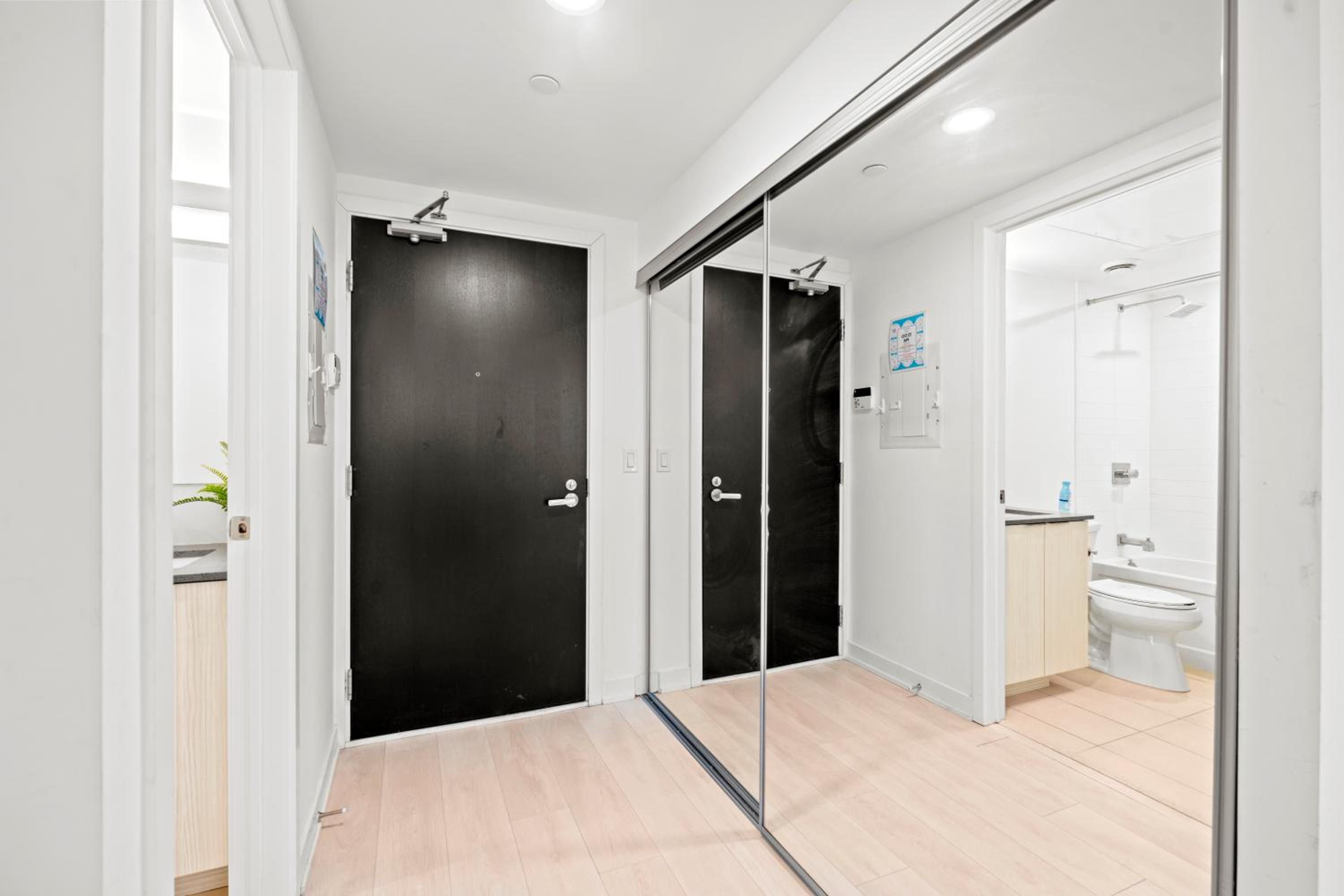 New Modern 1Bd & Den in Downtown Toronto