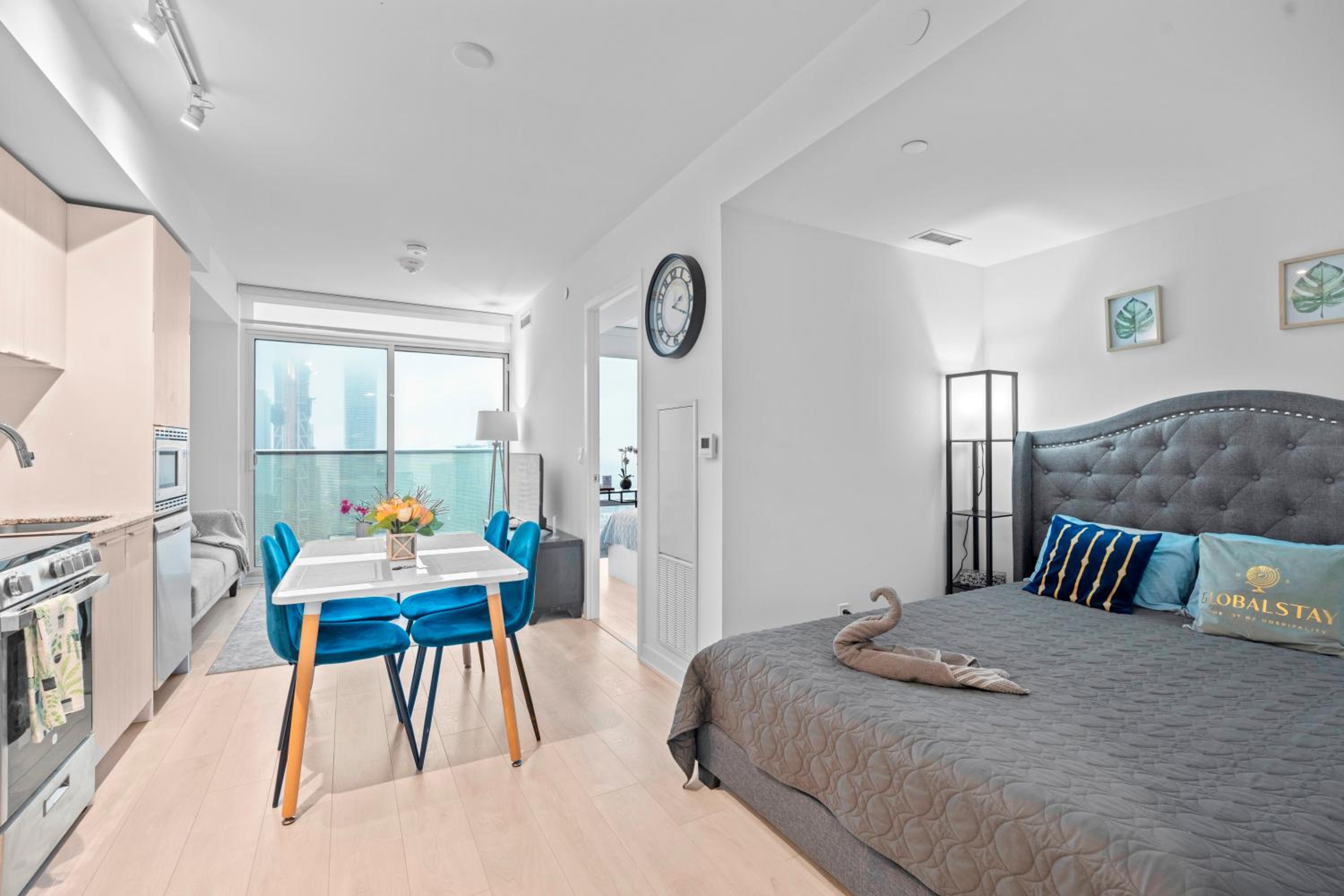 New Modern 1Bd & Den in Downtown Toronto
