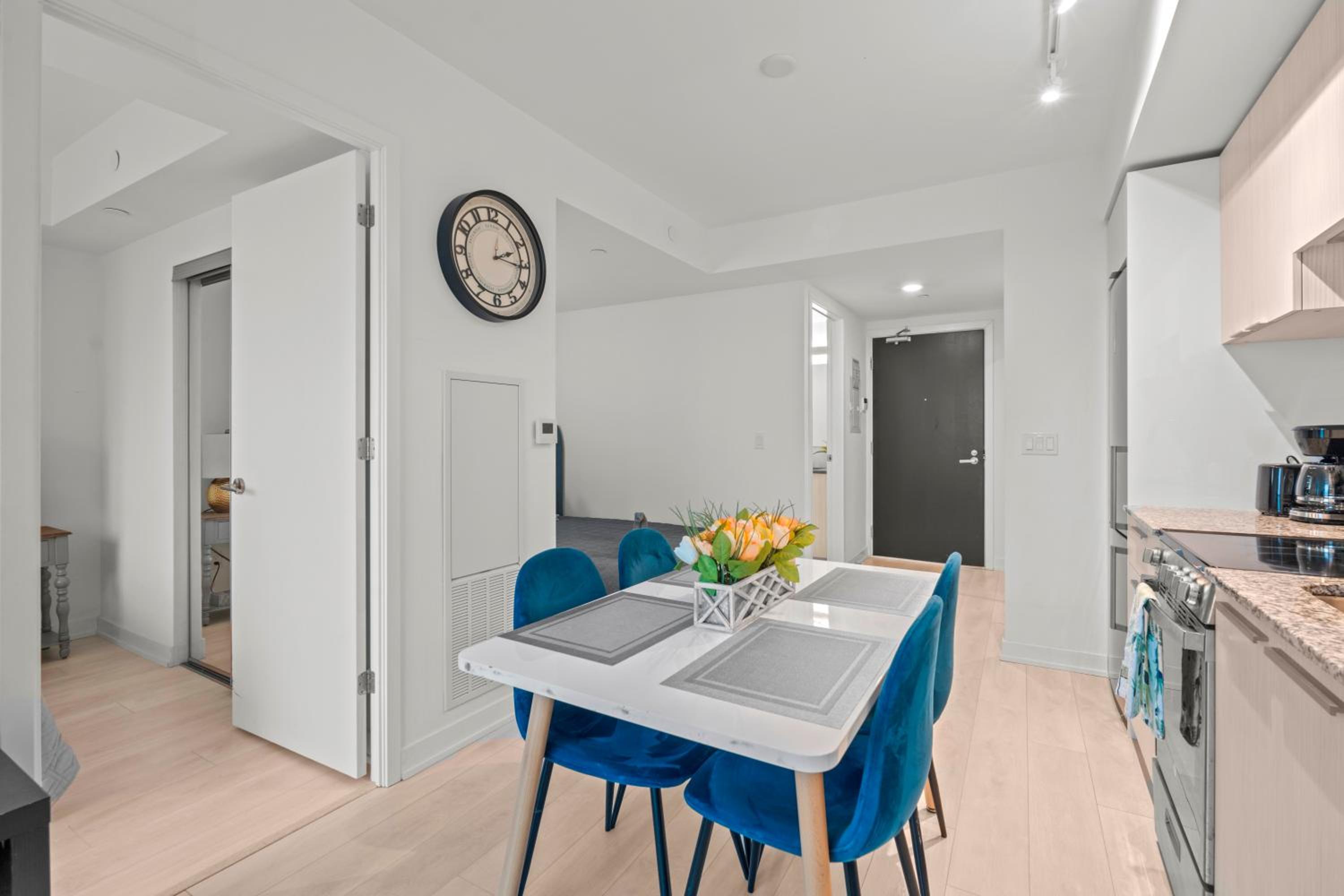 New Modern 1Bd & Den in Downtown Toronto