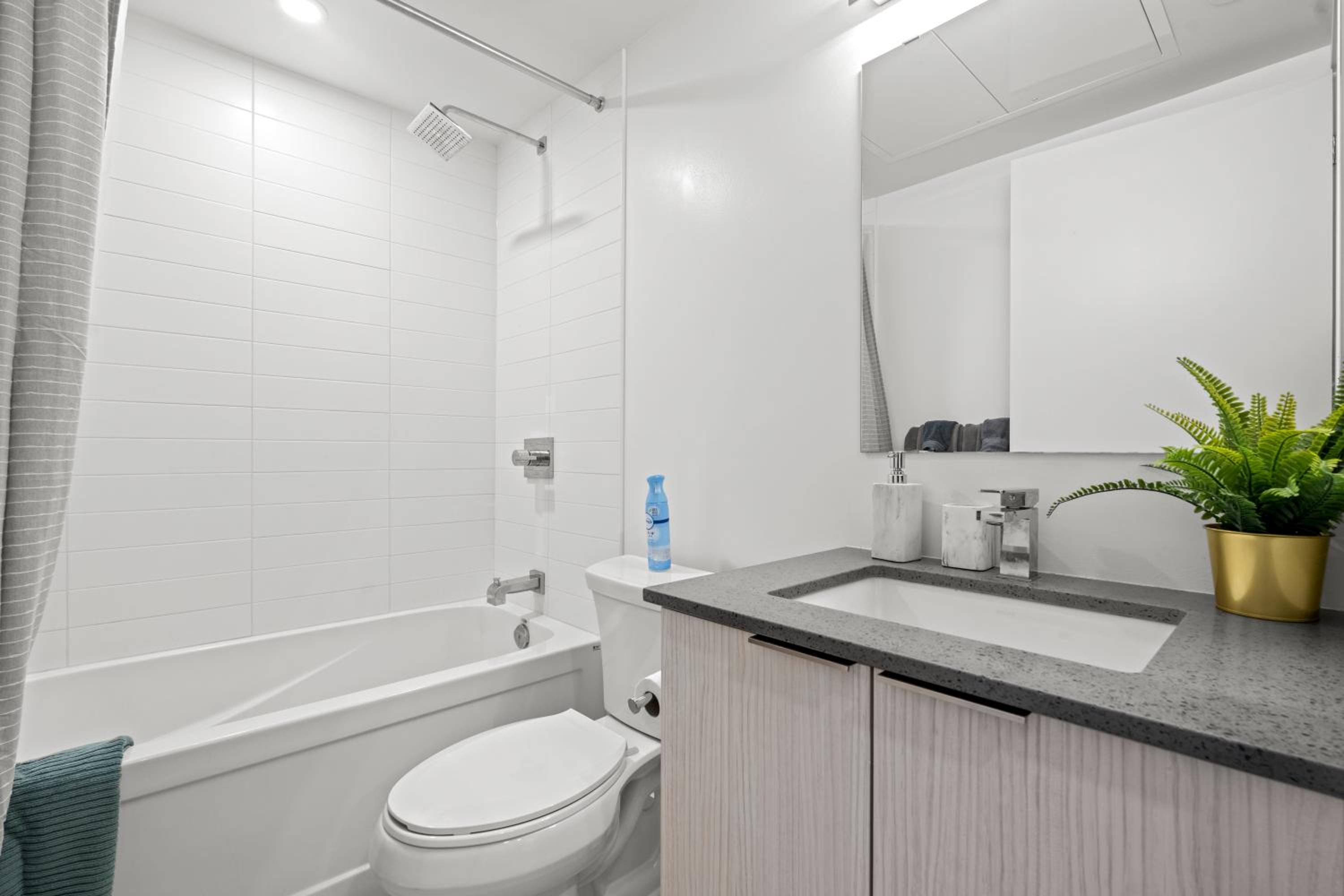 New Modern 1Bd & Den in Downtown Toronto