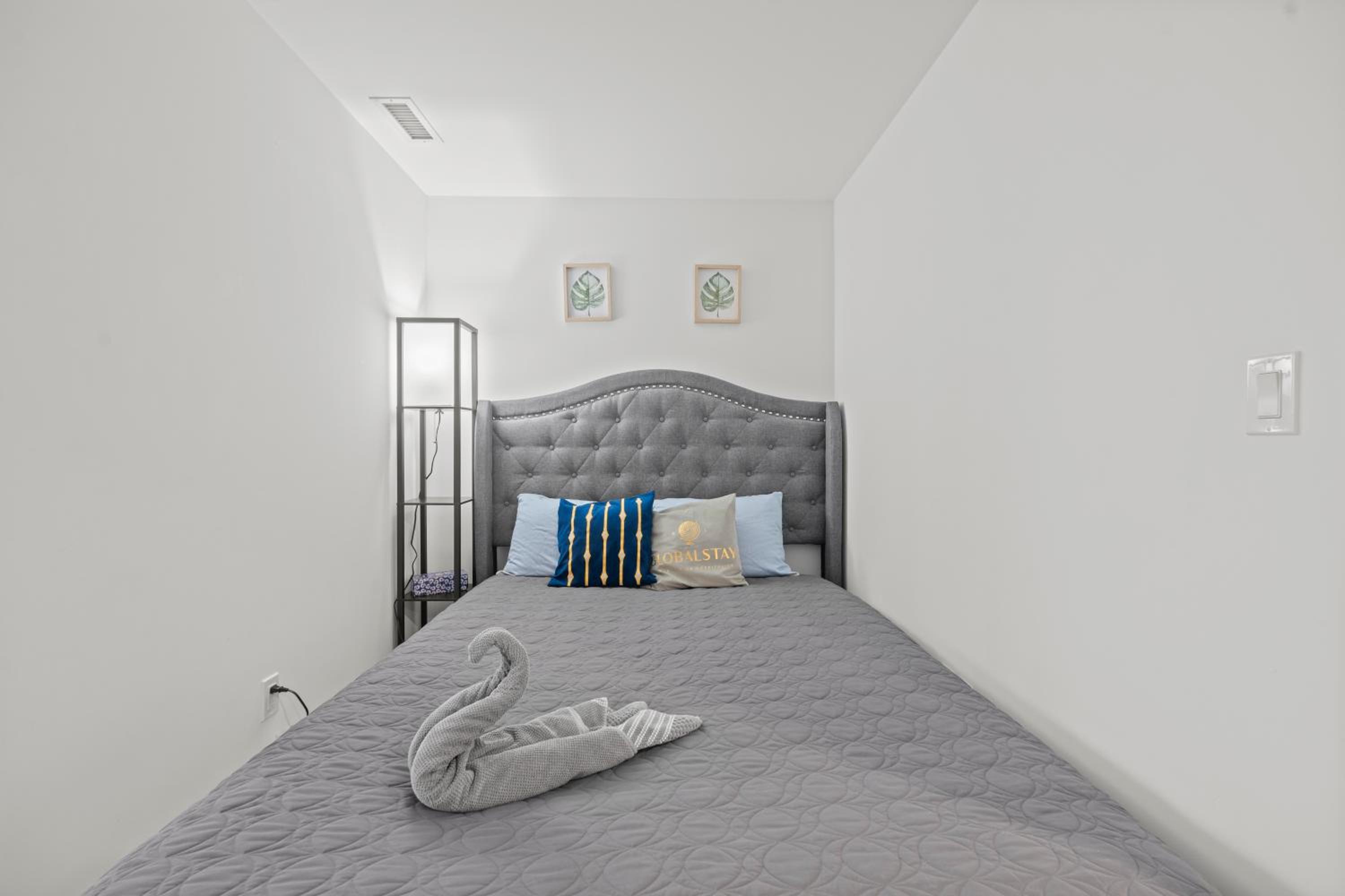 New Modern 1Bd & Den in Downtown Toronto