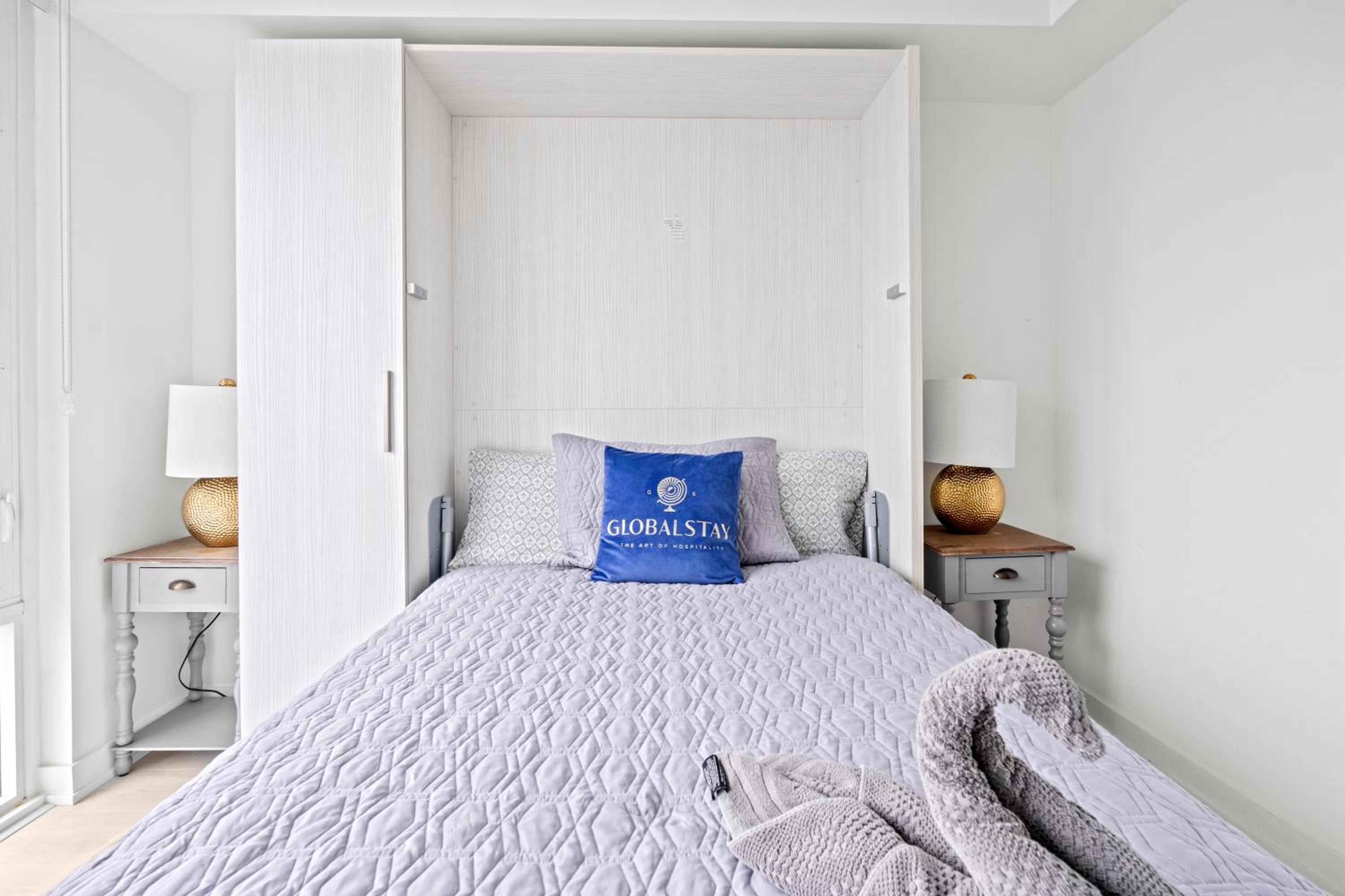 New Modern 1Bd & Den in Downtown Toronto