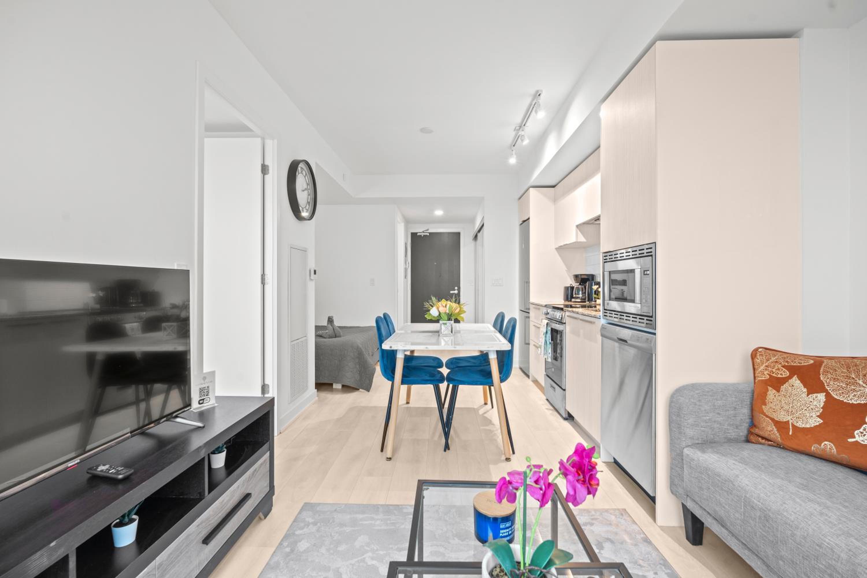 New Modern 1Bd & Den in Downtown Toronto