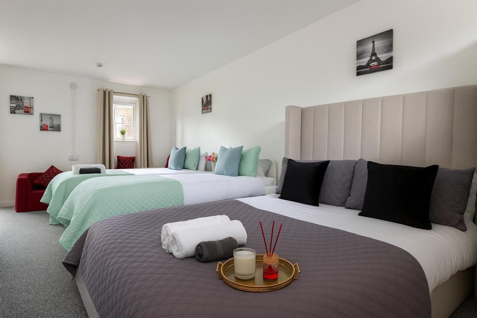 Iron House - Sleeps 11 - For Contractors & Families - Free Parking - Near Excel , Canary Wharf, O2, City AirPort & GreenWich