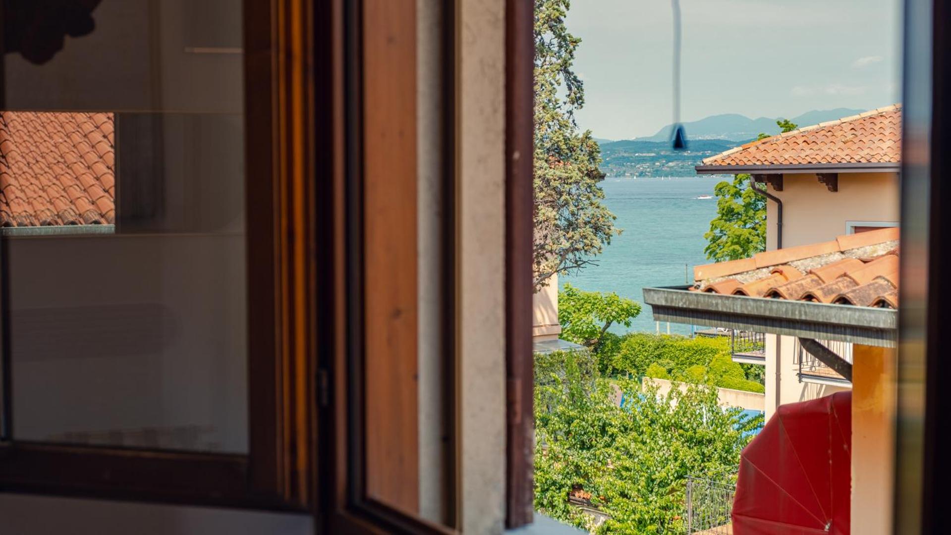 Sunset Lake View with private terrace - Italian Homing