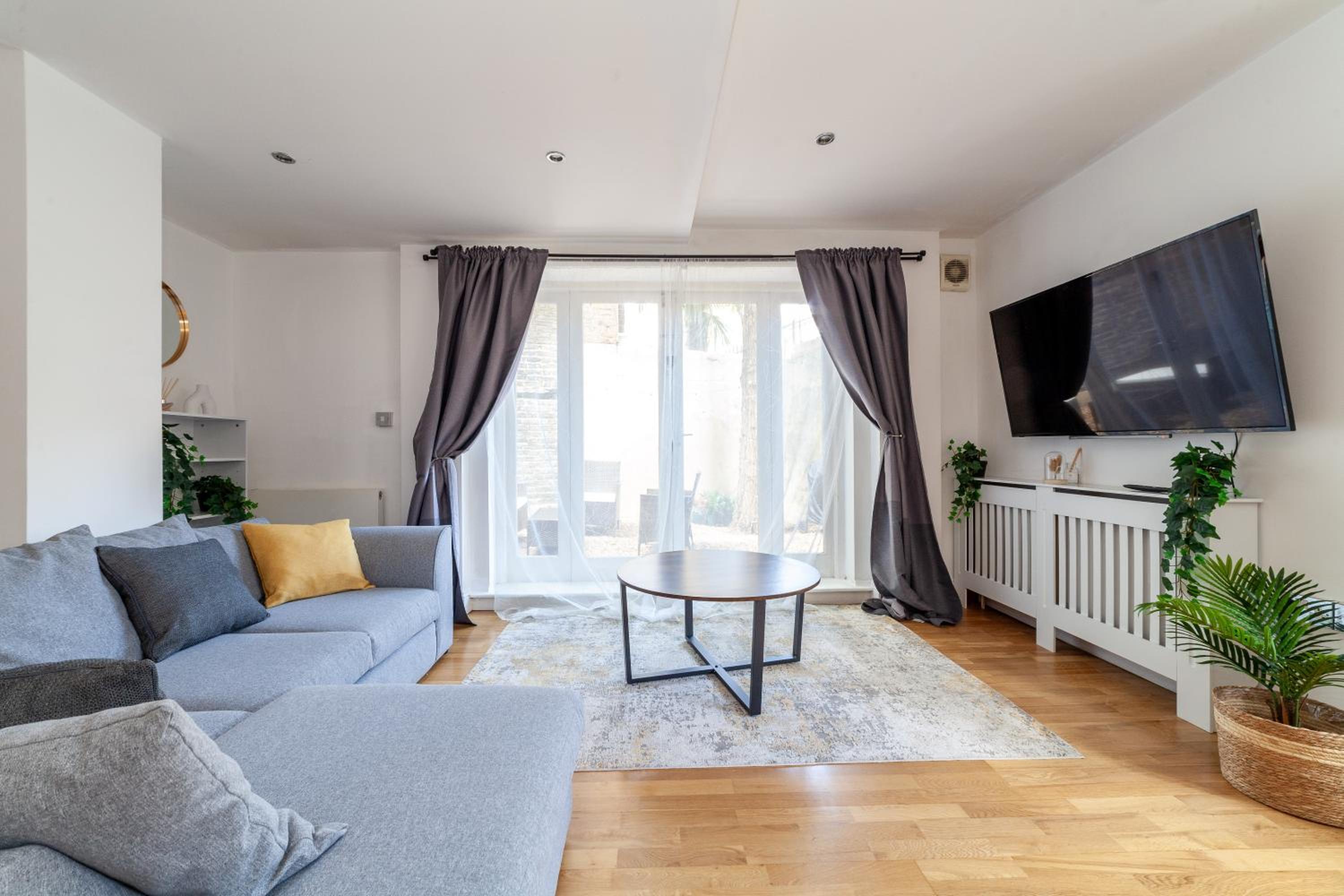 Modern 3 beds Apartment with private garden, Battersea, Central LDN