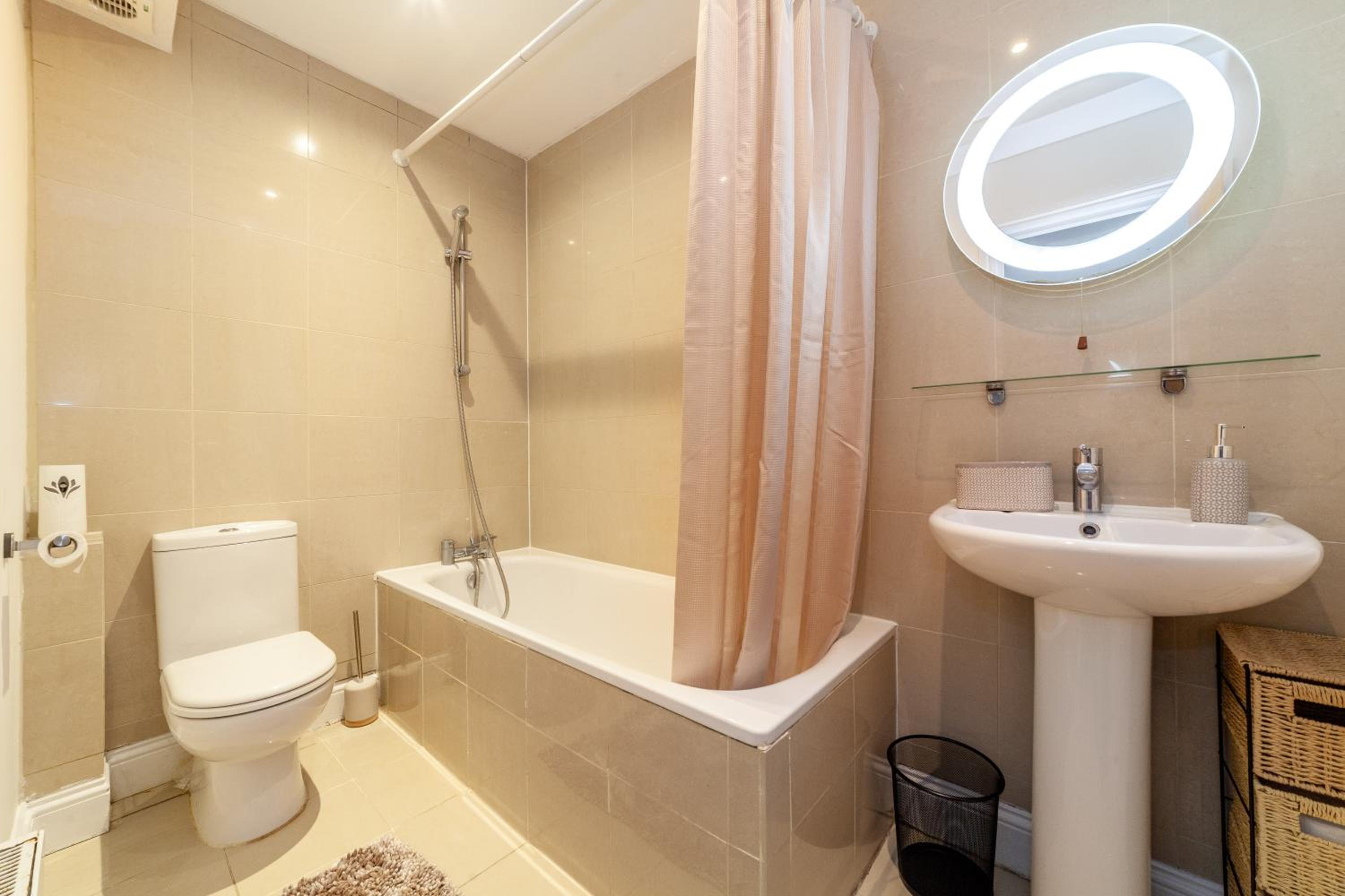 Modern 3 beds Apartment with private garden, Battersea, Central LDN