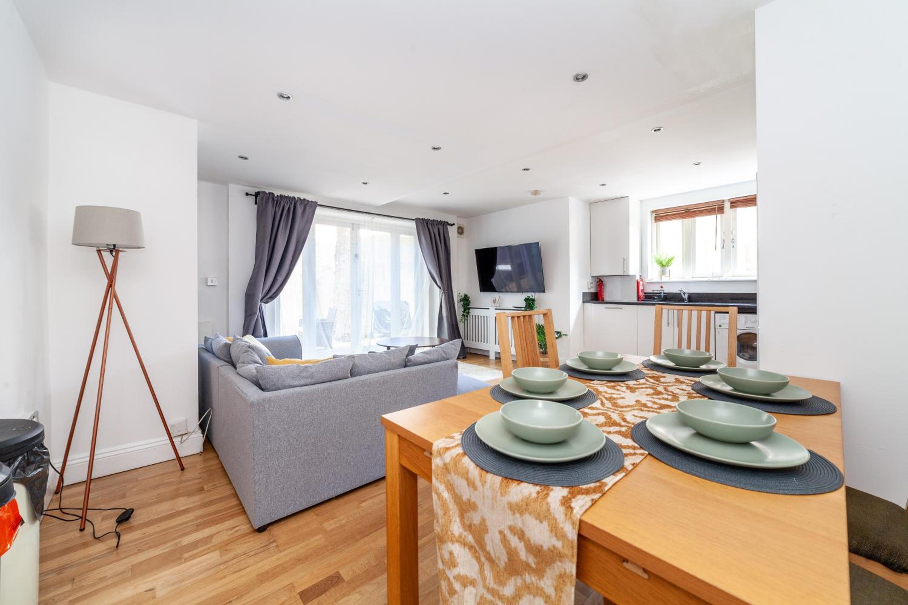 Modern 3 beds Apartment with private garden, Battersea, Central LDN