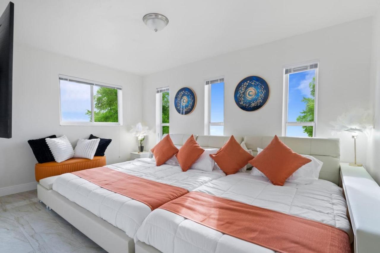 NEW Hollywood Luxury Villa, Game Room, Hot Tub 12, Fire Pit & BBQ