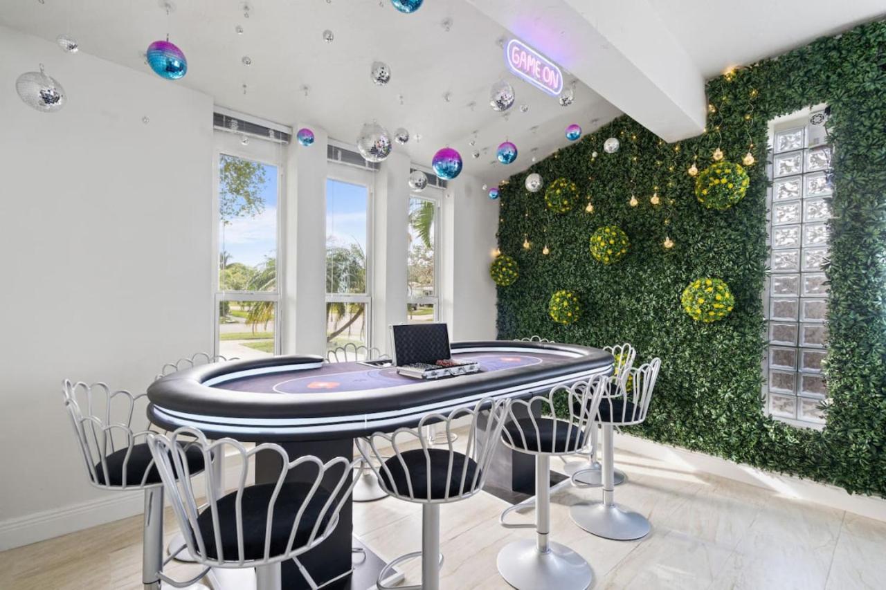 NEW Hollywood Luxury Villa, Game Room, Hot Tub 12, Fire Pit & BBQ