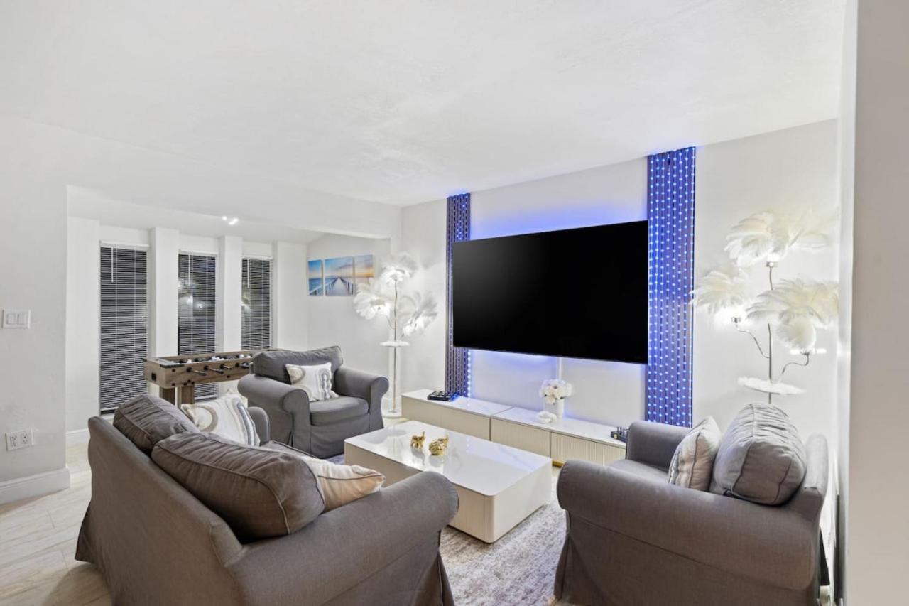 NEW Hollywood Luxury Villa, Game Room, Hot Tub 12, Fire Pit & BBQ