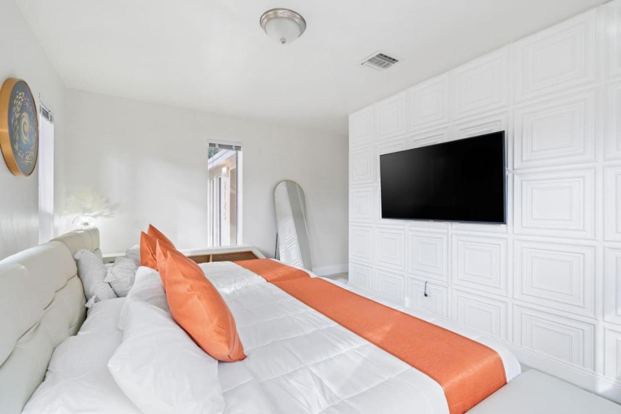 NEW Hollywood Luxury Villa, Game Room, Hot Tub 12, Fire Pit & BBQ