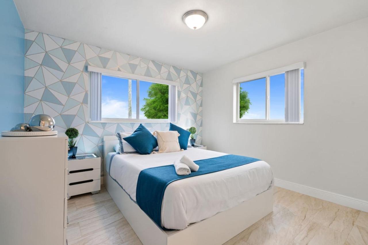 NEW Hollywood Luxury Villa, Game Room, Hot Tub 12, Fire Pit & BBQ