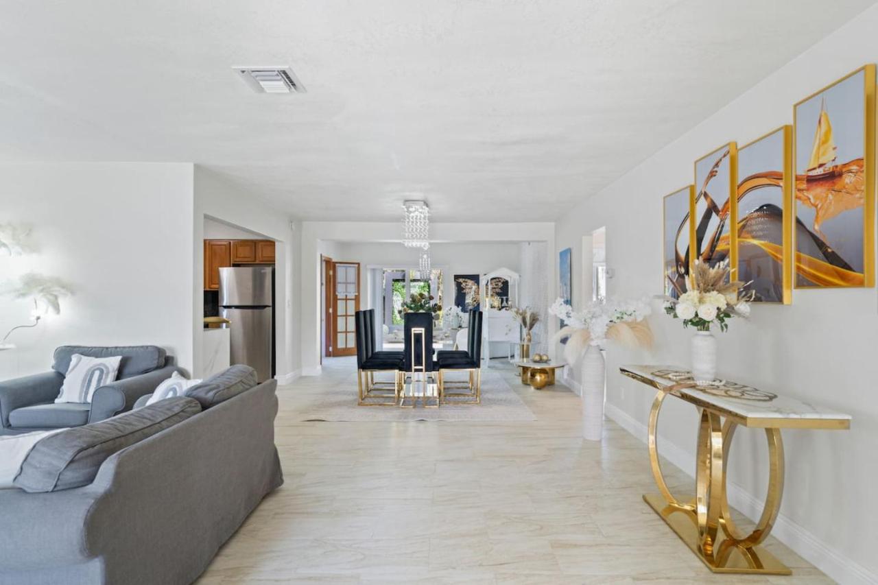 NEW Hollywood Luxury Villa, Game Room, Hot Tub 12, Fire Pit & BBQ