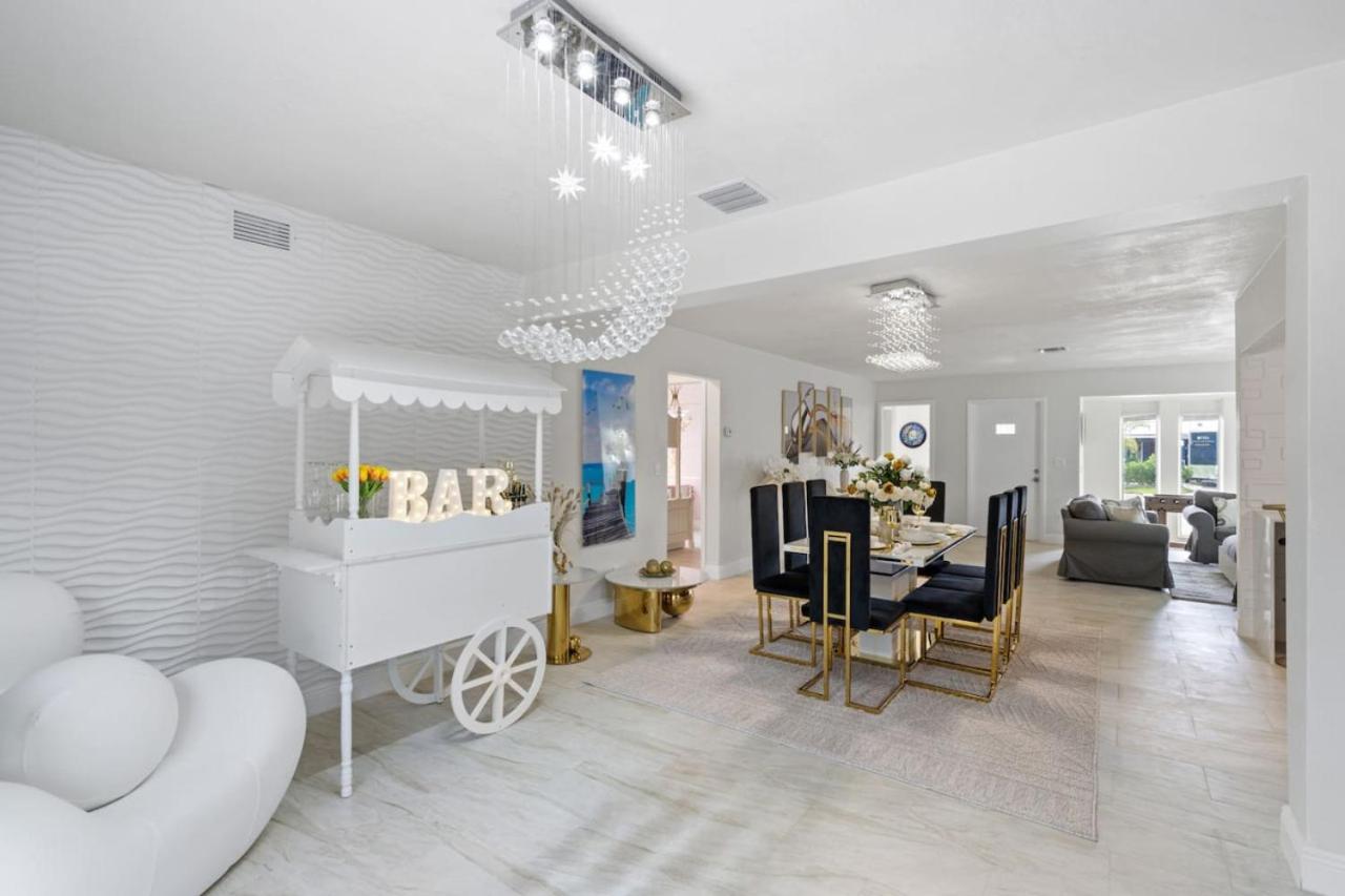 NEW Hollywood Luxury Villa, Game Room, Hot Tub 12, Fire Pit & BBQ