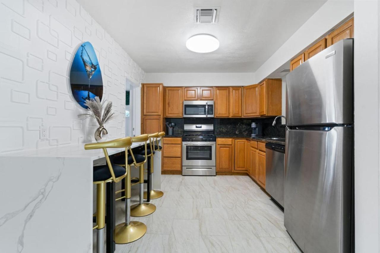 NEW Hollywood Luxury Villa, Game Room, Hot Tub 12, Fire Pit & BBQ