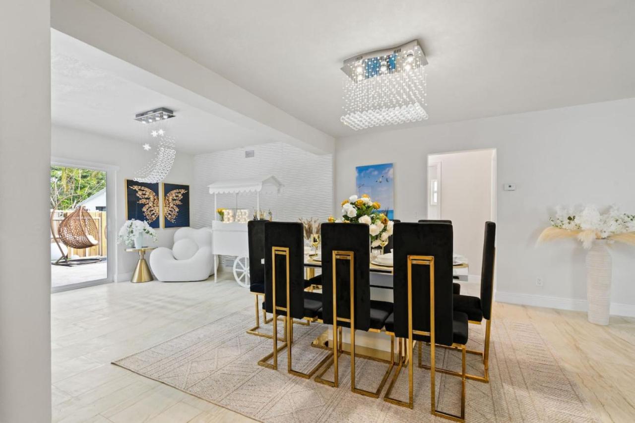 NEW Hollywood Luxury Villa, Game Room, Hot Tub 12, Fire Pit & BBQ