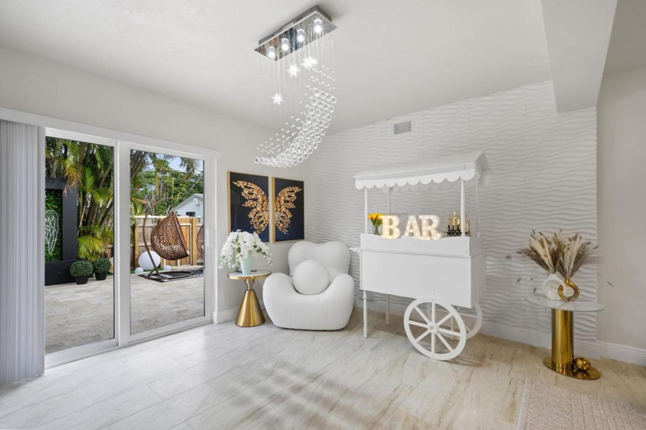 NEW Hollywood Luxury Villa, Game Room, Hot Tub 12, Fire Pit & BBQ