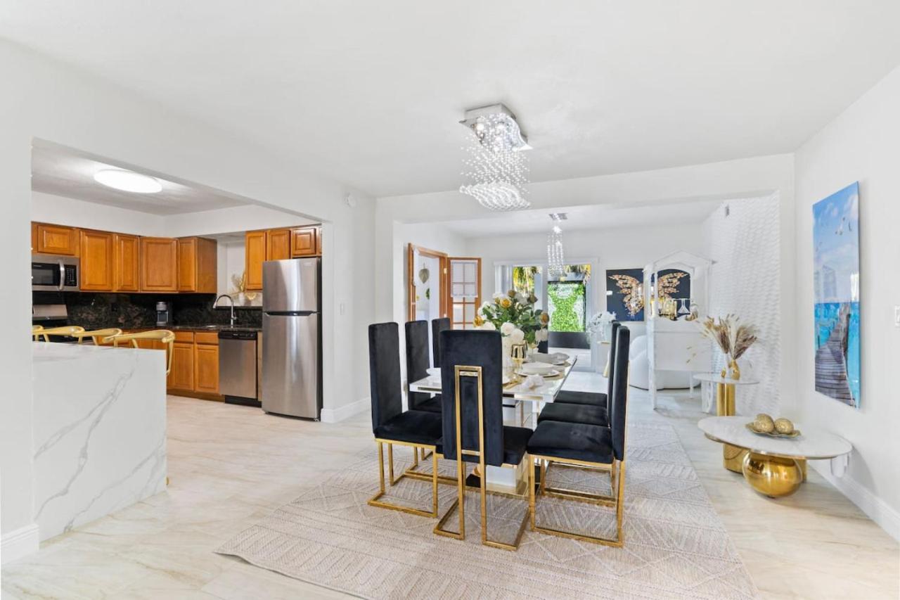 NEW Hollywood Luxury Villa, Game Room, Hot Tub 12, Fire Pit & BBQ