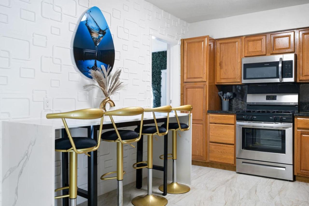 NEW Hollywood Luxury Villa, Game Room, Hot Tub 12, Fire Pit & BBQ