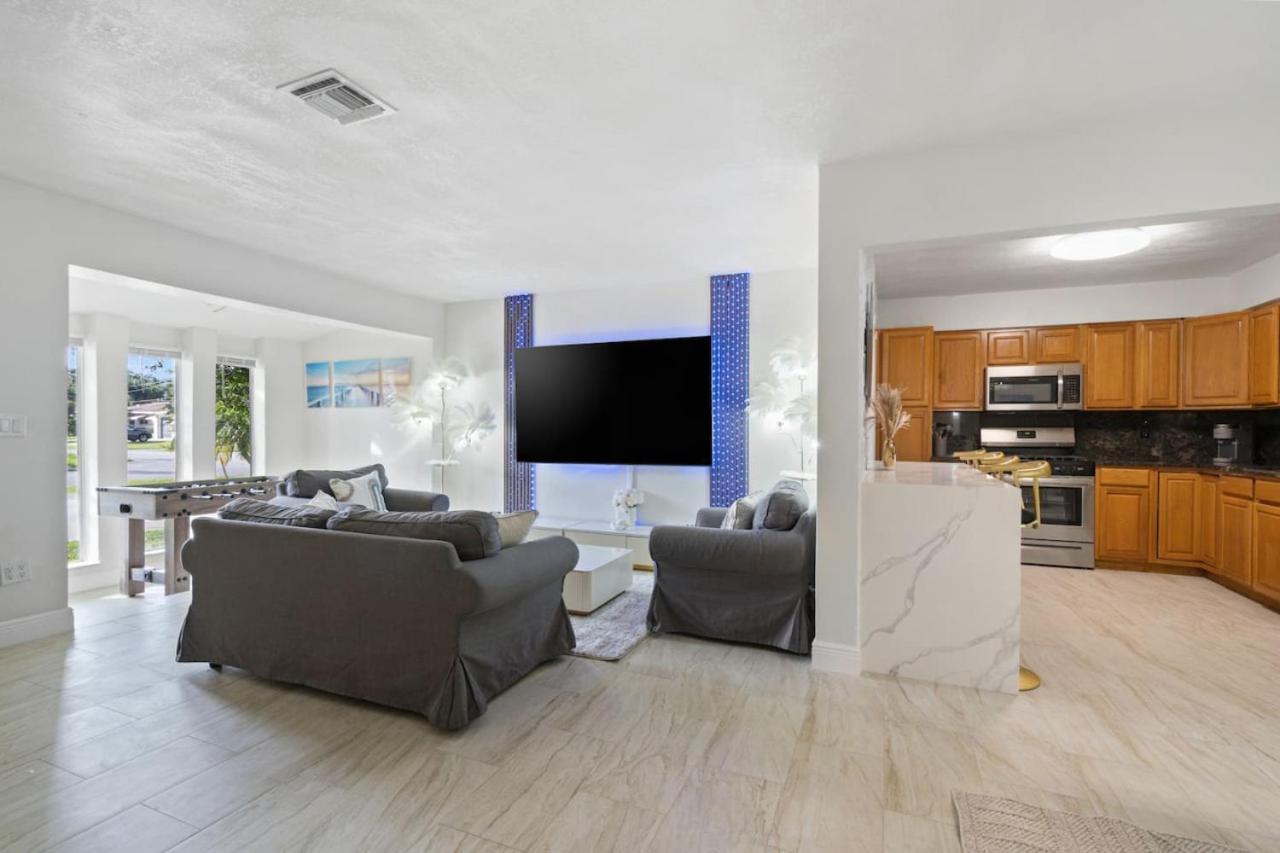 NEW Hollywood Luxury Villa, Game Room, Hot Tub 12, Fire Pit & BBQ
