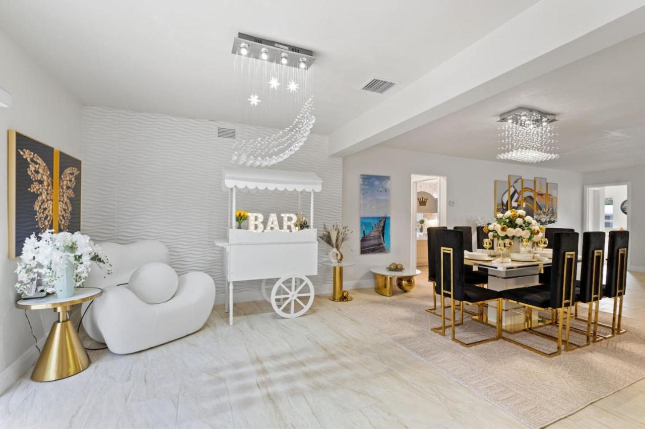 NEW Hollywood Luxury Villa, Game Room, Hot Tub 12, Fire Pit & BBQ
