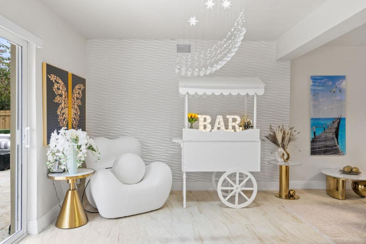 NEW Hollywood Luxury Villa, Game Room, Hot Tub 12, Fire Pit & BBQ