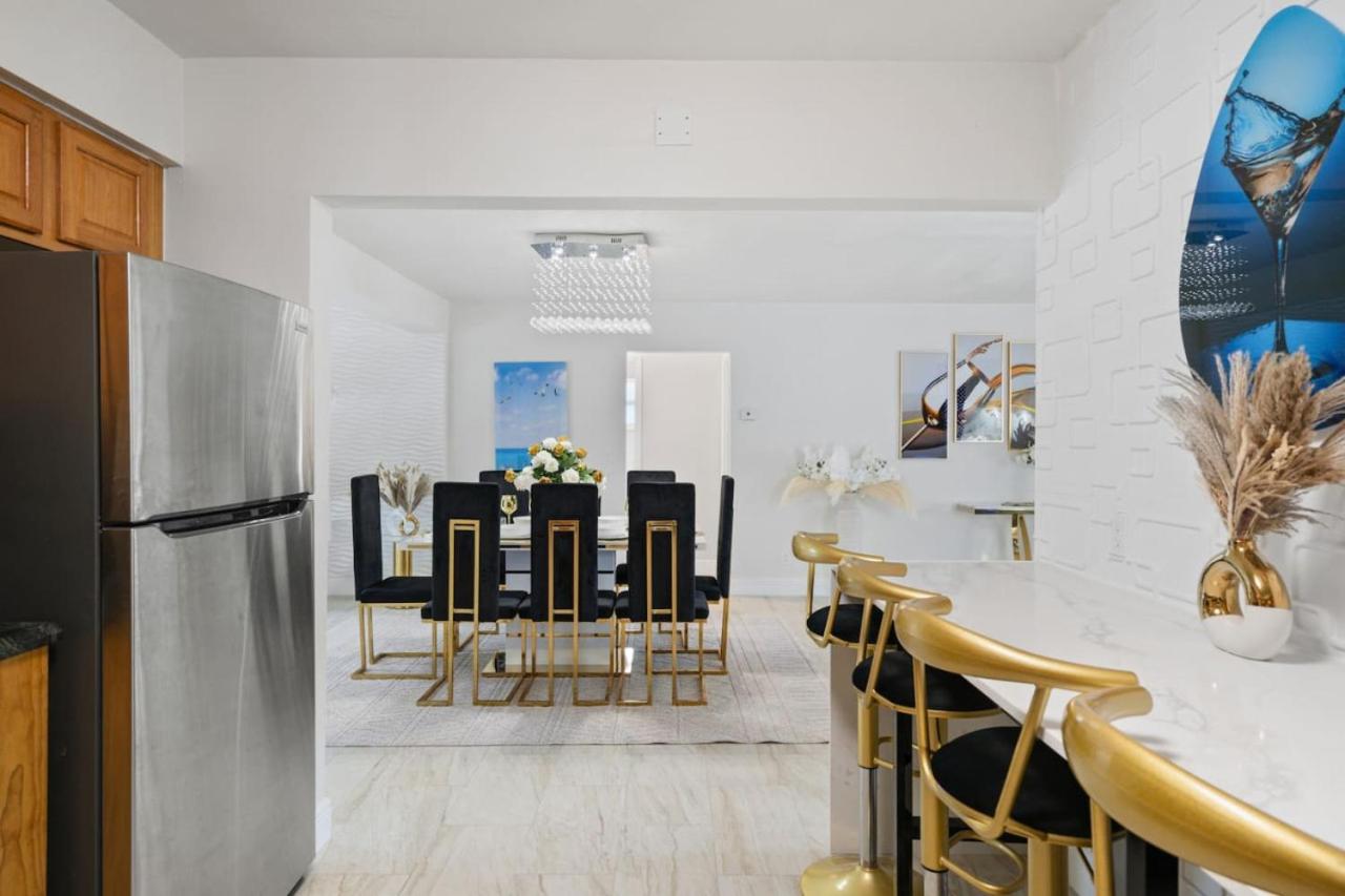 NEW Hollywood Luxury Villa, Game Room, Hot Tub 12, Fire Pit & BBQ