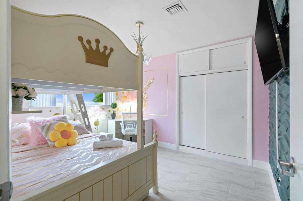 NEW Hollywood Luxury Villa, Game Room, Hot Tub 12, Fire Pit & BBQ