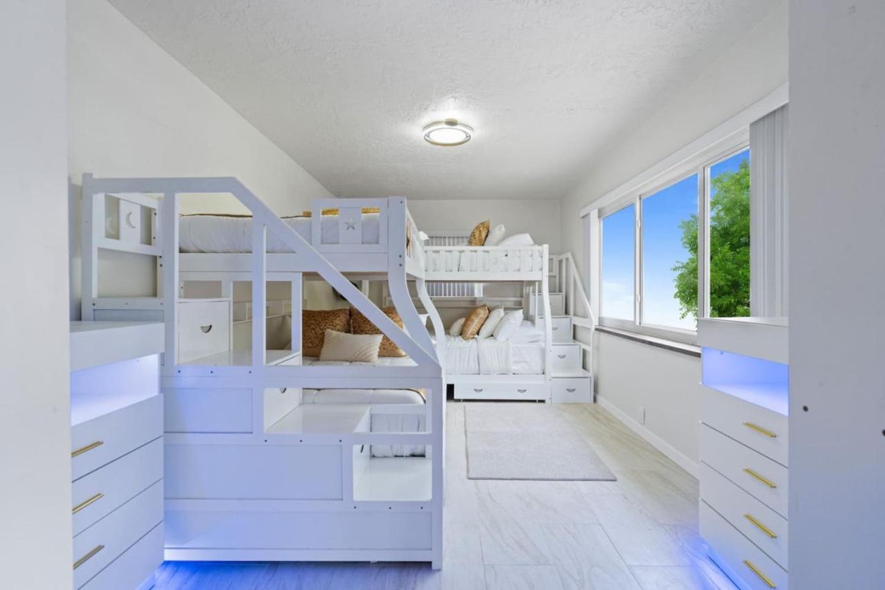 NEW Hollywood Luxury Villa, Game Room, Hot Tub 12, Fire Pit & BBQ