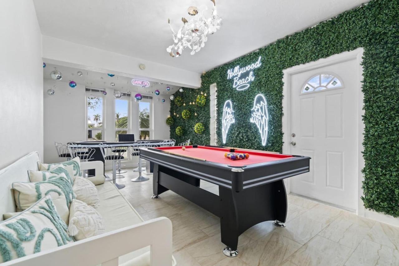 NEW Hollywood Luxury Villa, Game Room, Hot Tub 12, Fire Pit & BBQ