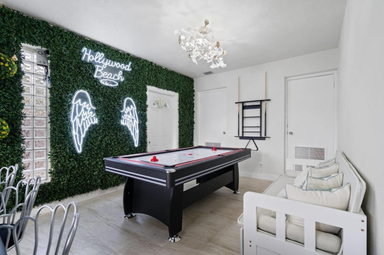 NEW Hollywood Luxury Villa, Game Room, Hot Tub 12, Fire Pit & BBQ