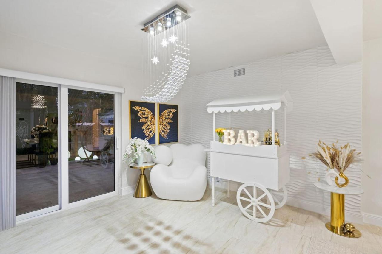 NEW Hollywood Luxury Villa, Game Room, Hot Tub 12, Fire Pit & BBQ