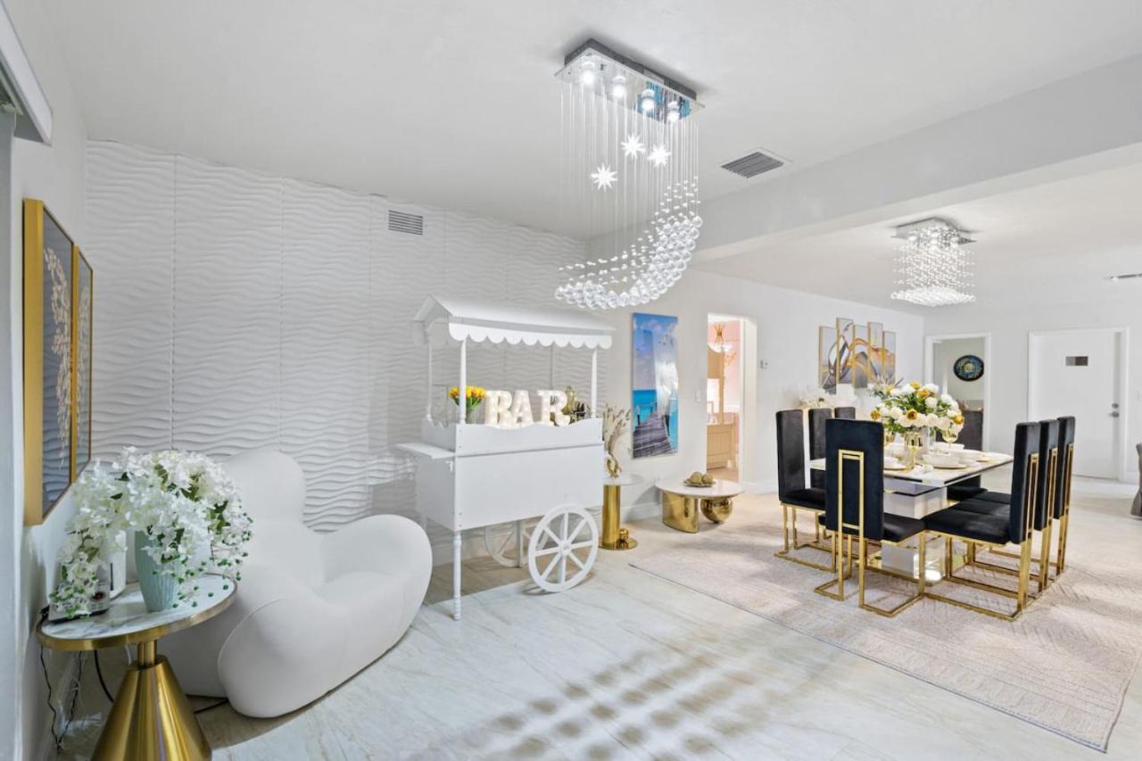 NEW Hollywood Luxury Villa, Game Room, Hot Tub 12, Fire Pit & BBQ
