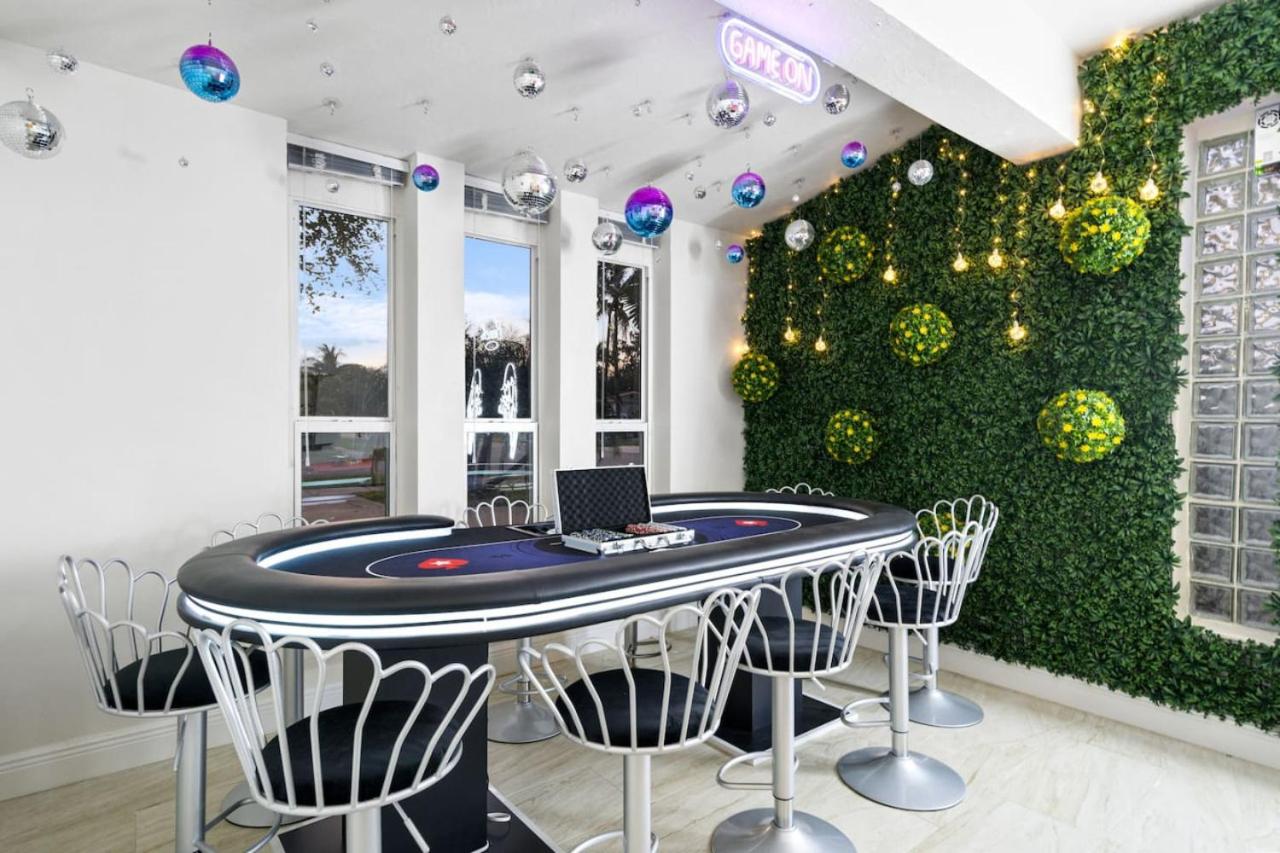 NEW Hollywood Luxury Villa, Game Room, Hot Tub 12, Fire Pit & BBQ