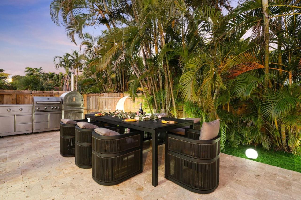 NEW Hollywood Luxury Villa, Game Room, Hot Tub 12, Fire Pit & BBQ