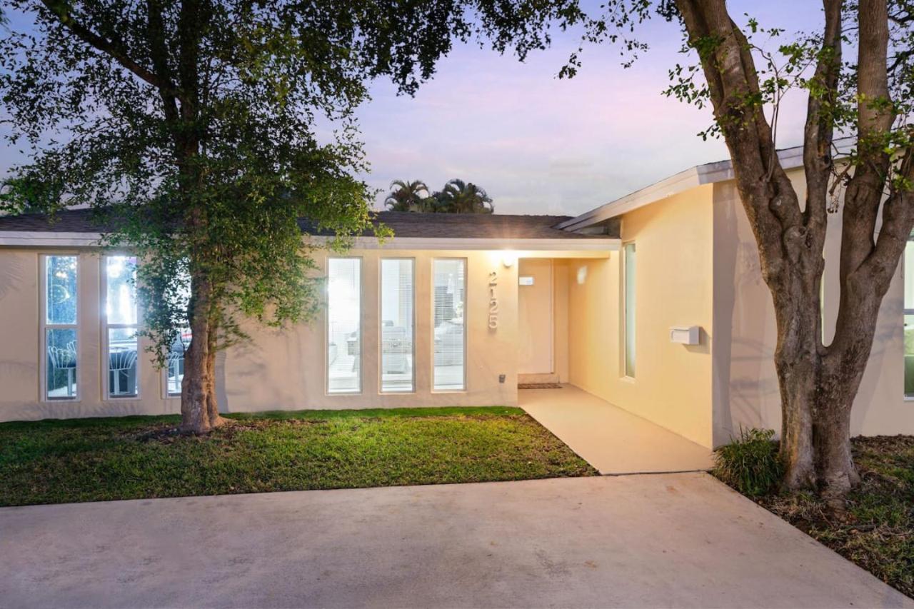 NEW Hollywood Luxury Villa, Game Room, Hot Tub 12, Fire Pit & BBQ