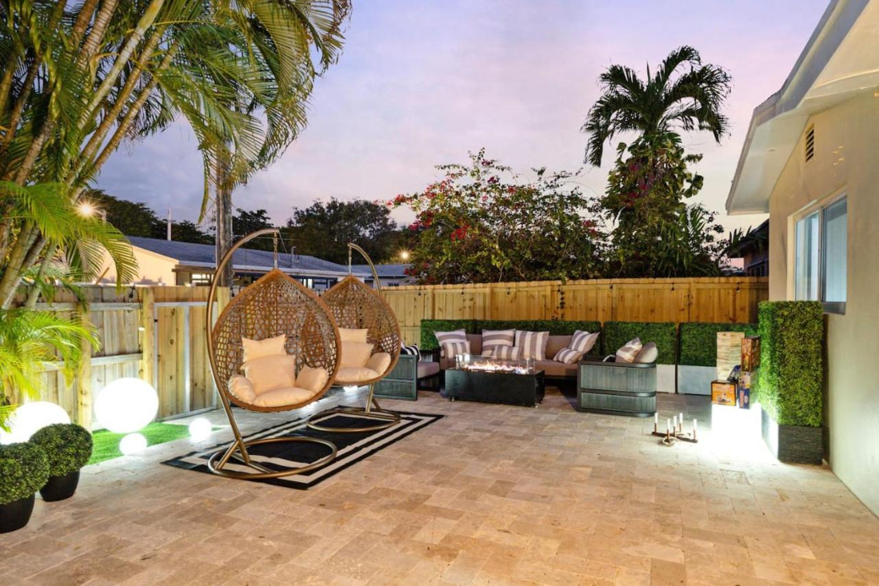 NEW Hollywood Luxury Villa, Game Room, Hot Tub 12, Fire Pit & BBQ