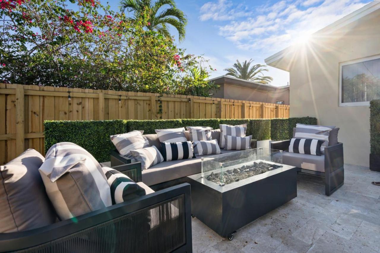 NEW Hollywood Luxury Villa, Game Room, Hot Tub 12, Fire Pit & BBQ